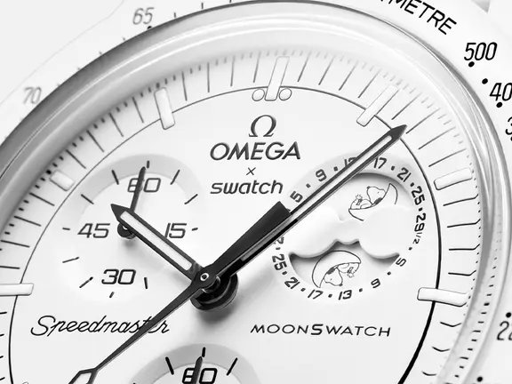Omega x moonswatch snoopy dial details